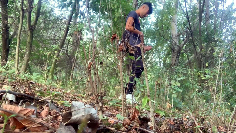 Idmir Sugary: Bước lên bao cao su, chai, lá, cành cây và...