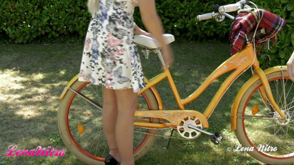 Lena Nitro: Bike has broken in the park but I got help