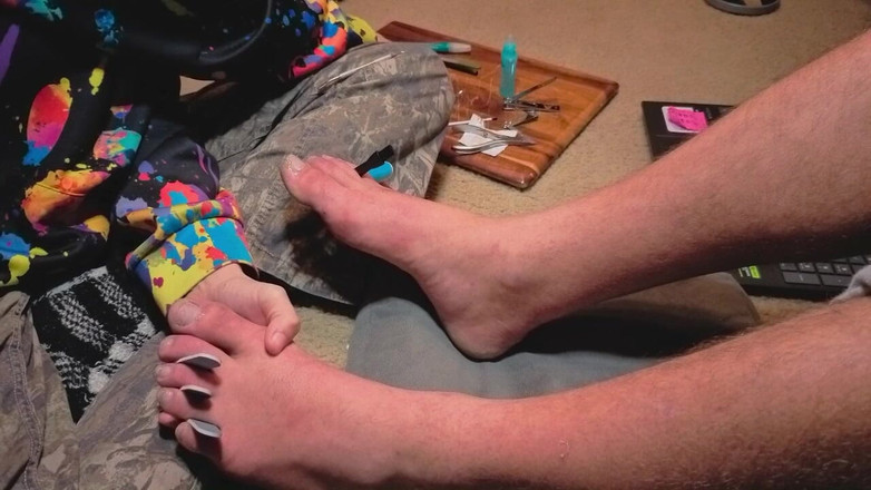 OnlyKyles: Melody अपने मालिक को पेडीक्योर देती है