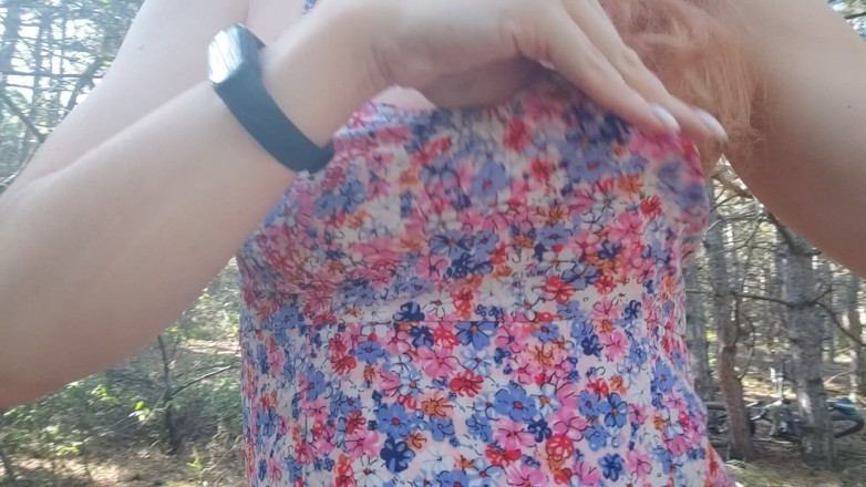 Risky Hairy Couple: Tette lattiginose e figa pelosa esibizionismo nella foresta