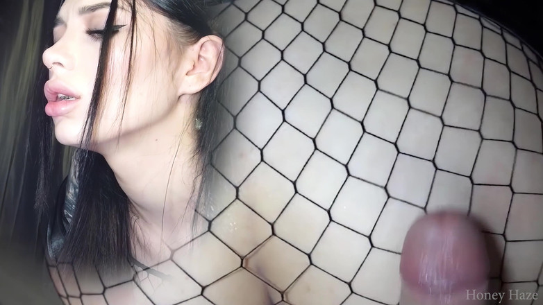 Honey Haze: 继女第一次潮吹。Honey Haze