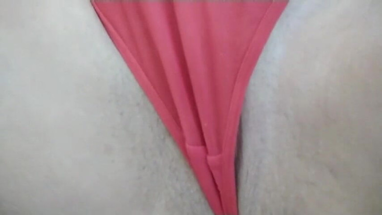 Sunny Loveli: Culotte rouge et douce chatte DE BBW excitée