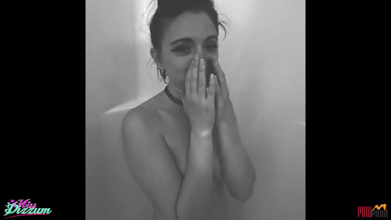 PNW Porn: 森での写真撮影 中身を射精し、おしっこをかけられる