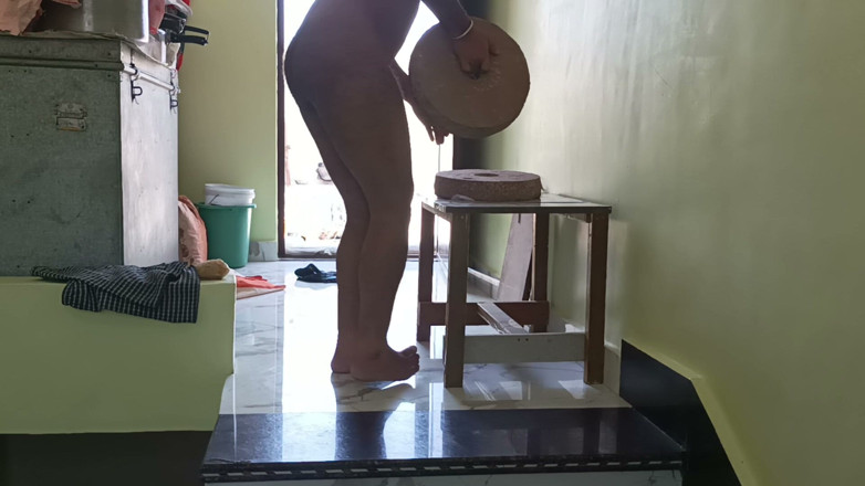 Sansuindia: Indiano ator nu caminhada em casa