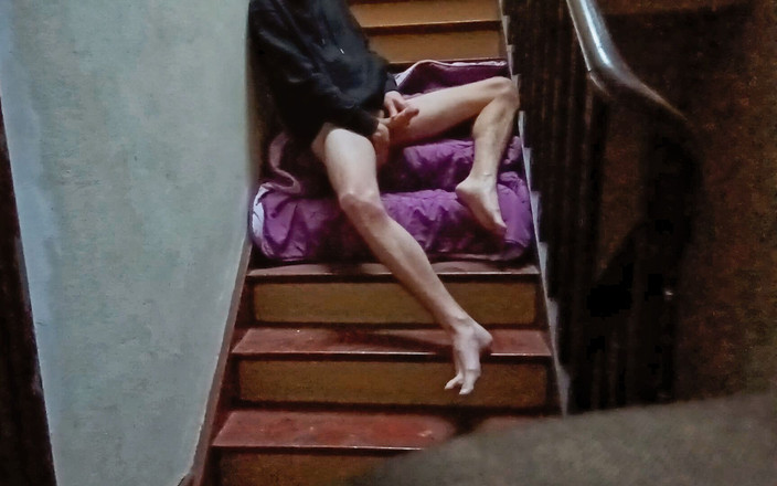 Arthur Refined: Merdiven boşluğunda mastürbasyon yapıyorum