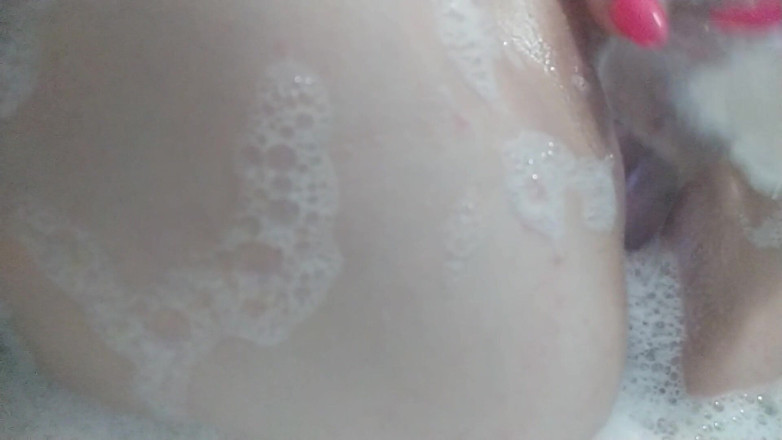 Sexy Katti: Mă fut cu un vibrator imens în baie