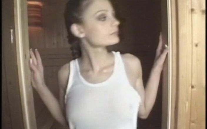 Hot and Wet: 핫한 사우나에서 딜도로 놀고 차가운 샤워에서 따먹히는 음란한 창녀 Kyra Tyelar