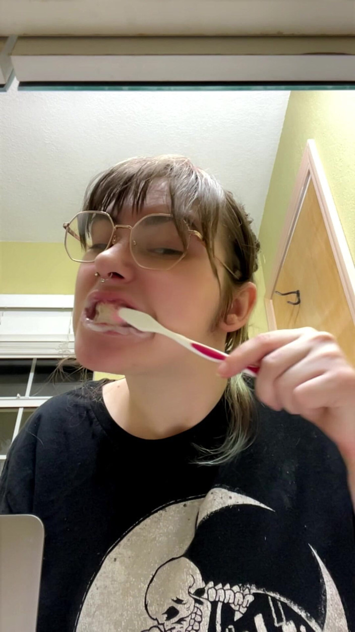 Mushroombitchx: Cepillarme los dientes