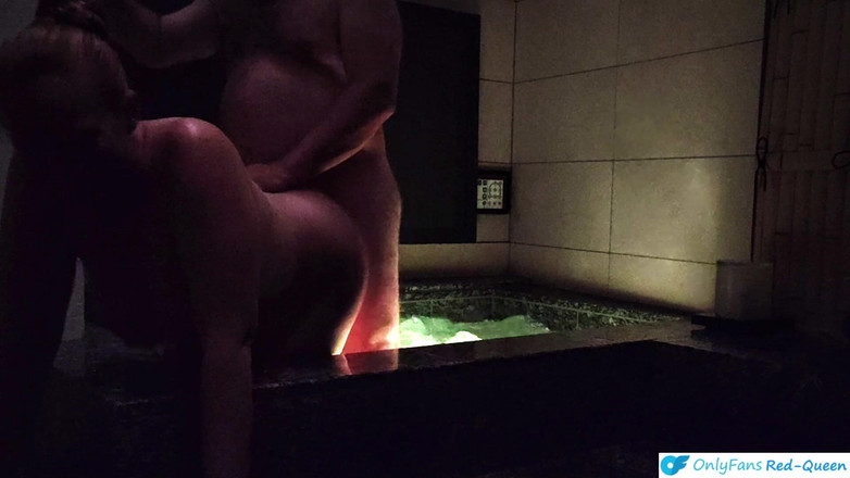 Red Queen: Японська любовний готель під відкритим небом у спа-ванні - домашня романтична ювілейна секс-стрічка на відпочинку в Токіо