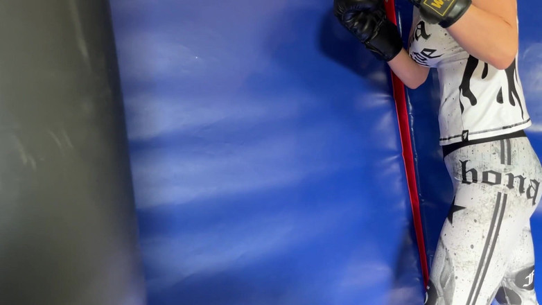 Mistress Mary: Budeš boxovací pytel pro paní Mary