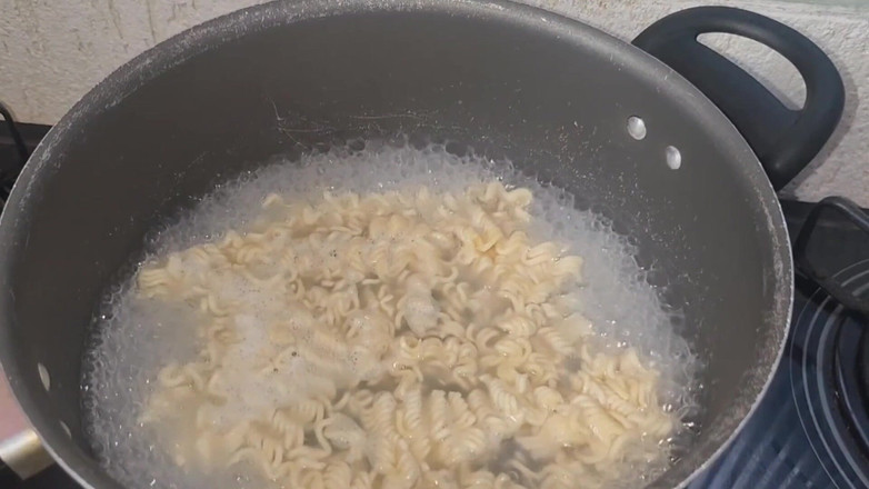 Pietro Montoya: Alimentando a mi esclavo meando fideos experimentados