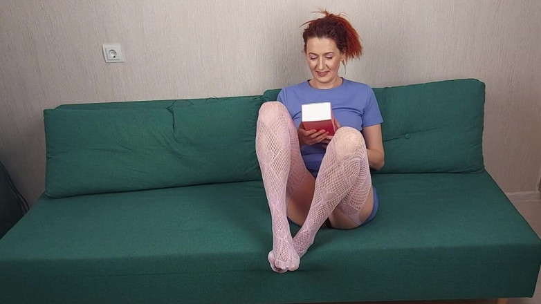 GinnaGg: ¡Mi nuevo juguete me da orgasmos interminables! Mi coño peludo...