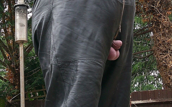 Leatherman63: चमड़ा लंड और अंटे दिखा रहा है