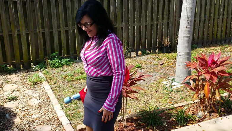 Tropical Lust: Kendra Lynn plays with her stepmom