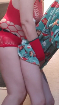 Ibu tiriku ngentot memekku untuk tahun baru (kejutan dari ibu tiriku pakai strap-on)