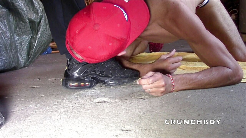 Sneaker gay: Si jalang dipancut dalam jockstrap dalam penguasaan kasut