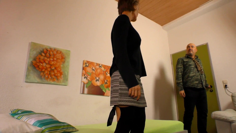 MMV Mature: O blondă germană matură în lenjerie, ciorapi și tocuri suge pula și se...