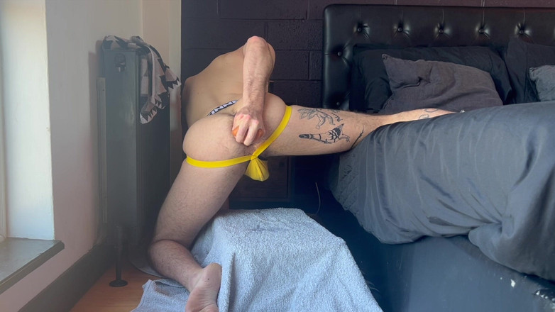 davidedpxxx: Hari jadi Bash: meregangkan kek pantat gemuk saya dengan palam...