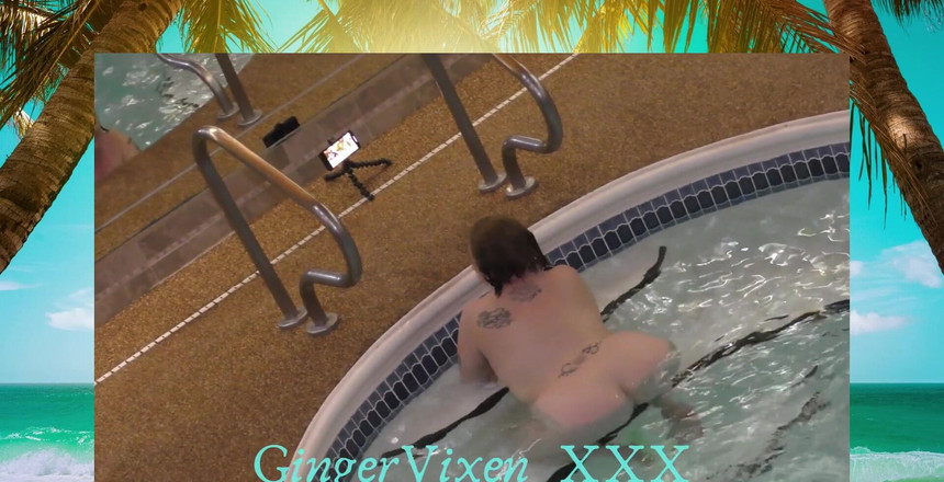 GingerVixen.XXX: Khỏa thân bơi lội.