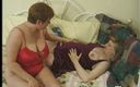 Pregnant and Horny: Wanita hamil lagi asik seks lesbian hot sama pacarnya pakai...