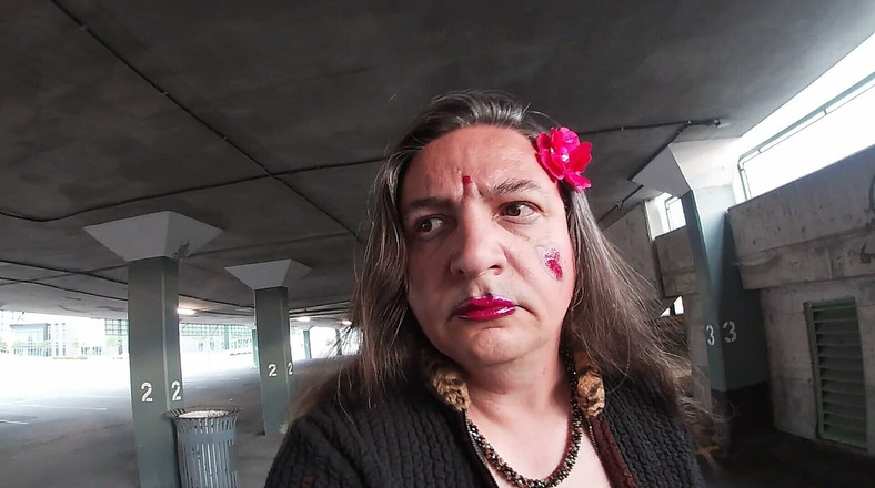 JonasBen: Si banci TV di lapangan parkir pagi-pagi