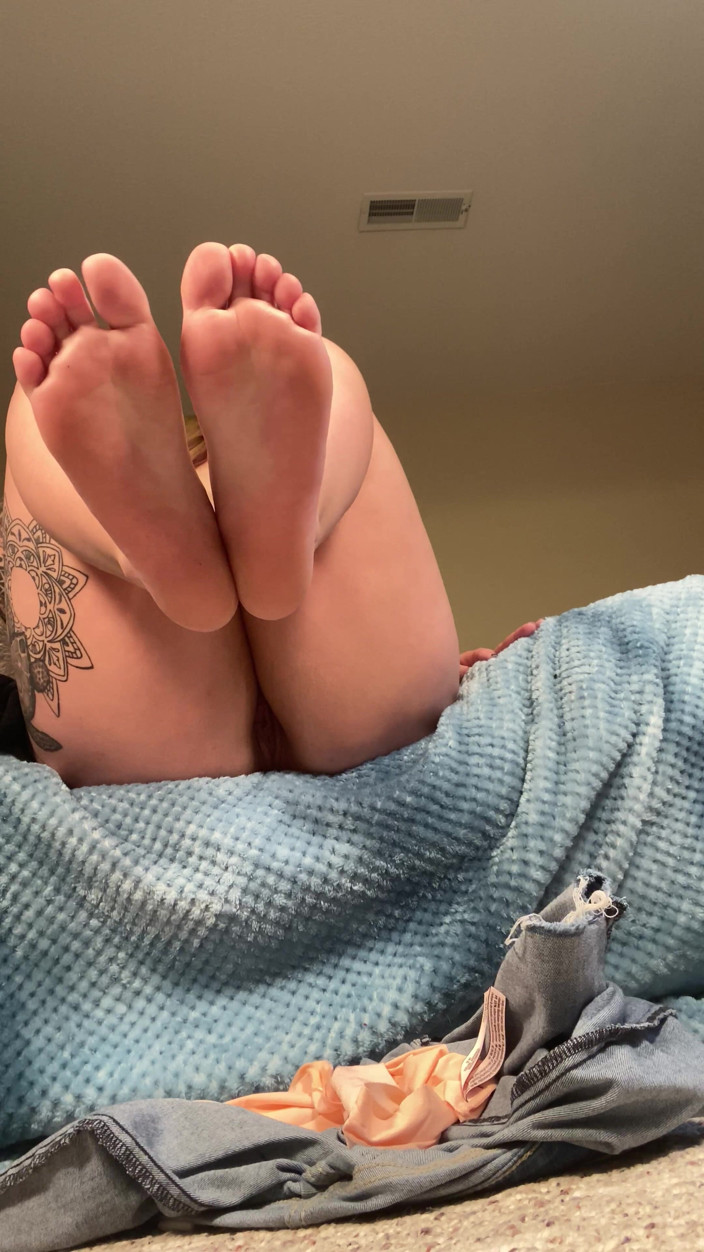 ChandlerKnight: Sneakers Strip Down + Squirt on Feet