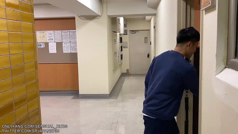 SRJapan: Formation d’une travailleuse dans un magasin de massage gay