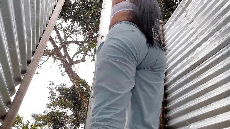 kelsyStar: 相机记录了女人在海滩更衣室里没有意识到这一点