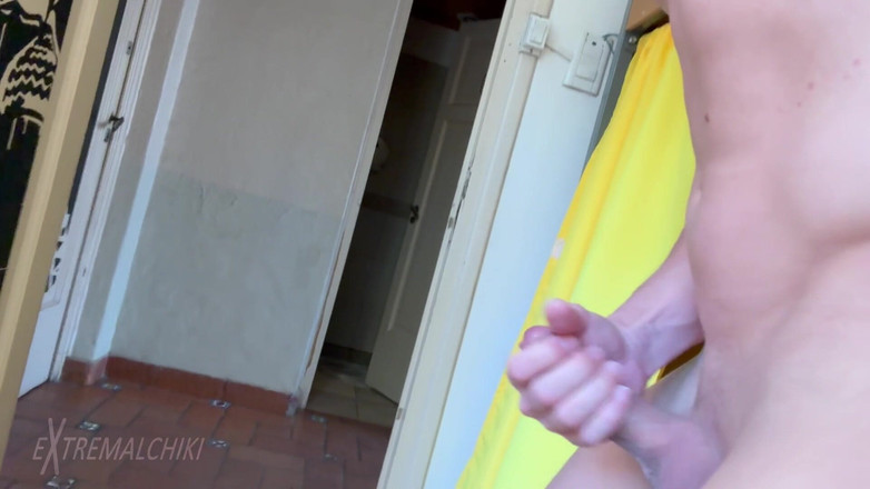 Extremalchiki: ホステルの全裸のたまり場と自慰行為