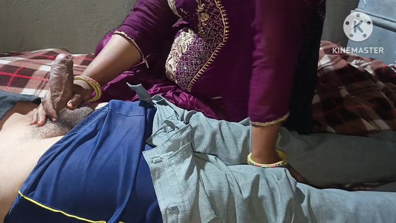 Kavita69: Menantu menjadikan ibu mertuanya Marr dan mengongkeknya dalam gaya doggy