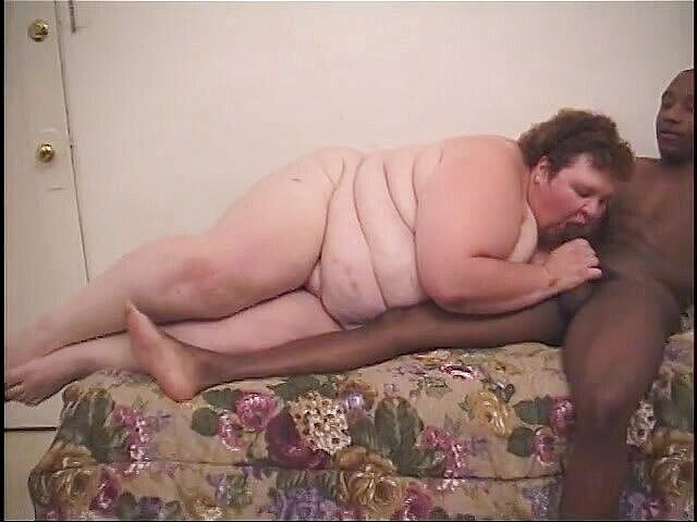 Hot and Wet: Bărbatului negru îi place să mănânce o pizdă albă grasă