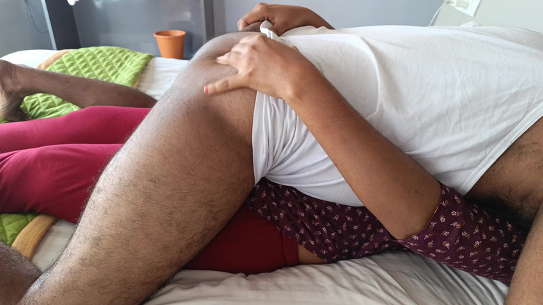 Pushpa porn: 钦奈家庭主妇与她的经理睡一张床