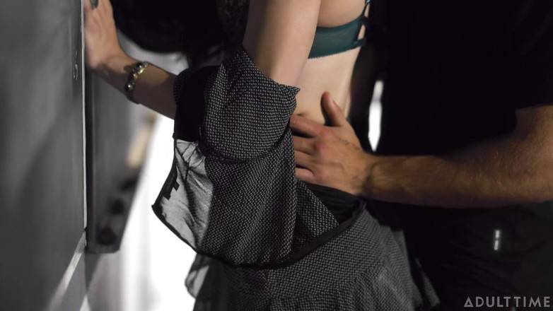 Transfixed ADULTTIME: Transfixed - tutorele lui Ariel Demure se transformă în futai brut cu...