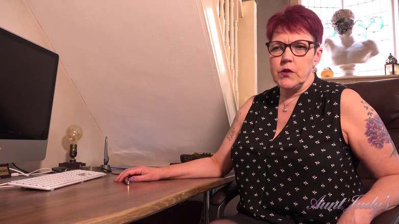 Aunt Judy's: Seducându-ți șefa matură țâțoasă doamna Layla Bird