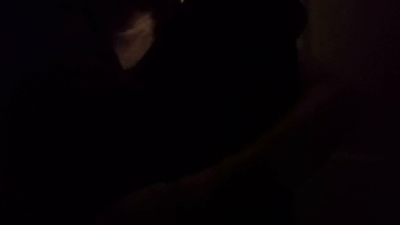 BW_Dolphin: Duża czarna owłosiona cipka masturbuje się w nocy w ciemności....