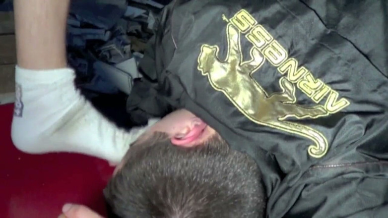 Sneaker gay: Twinks submissed to feet of Kevin in exhib