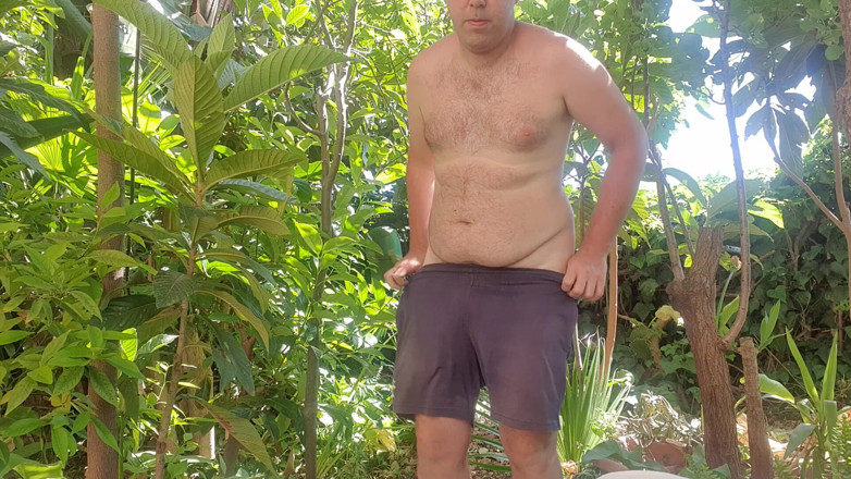 Mirko2589: Nackt im Garten