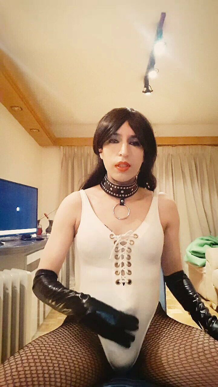 Tammy sissy slave: Maricas crossdresser animada em maiô branco