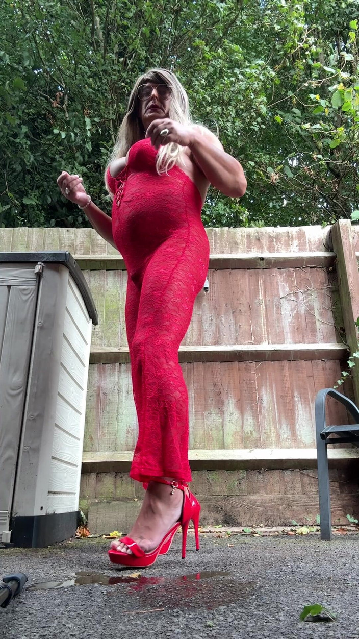 Kellycd2022: 穿着性感红色连裤和高跟鞋的性感 Crossdresser Kellycd2022