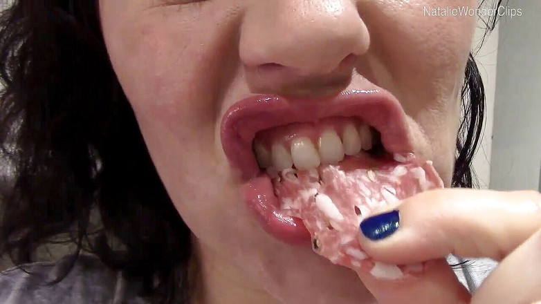 Natalie Wonder: Pohltování nezkušeného salámu a surového uzeného lososa s detailními záběry...