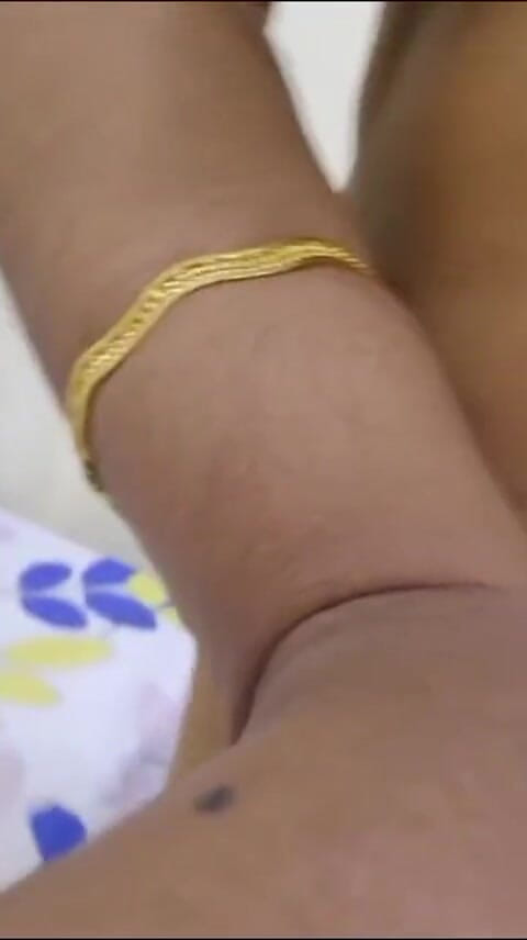 Mallu Mirchy: मल्लू आंटी पूरी तरह से नग्न दिखा रही है