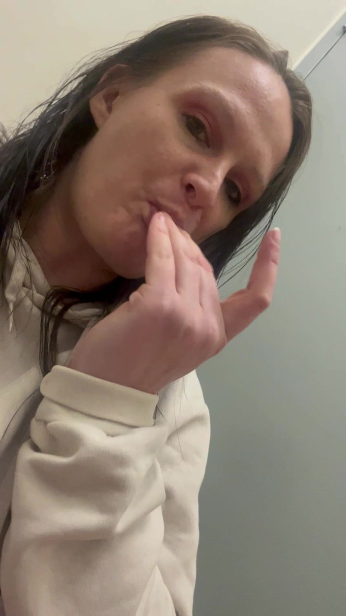 Sinful-Secrets: Care Aide kommer i offentligt badrum på pausen