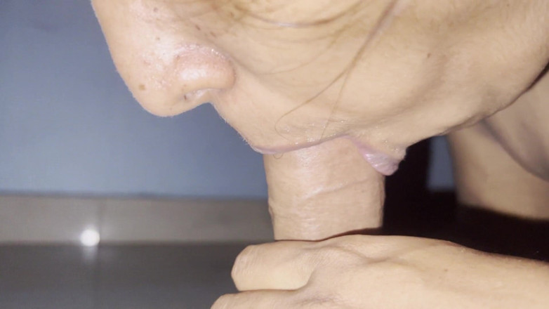Immfuck: Fată indiană desi muie adâncă în gât cu spermă după un...