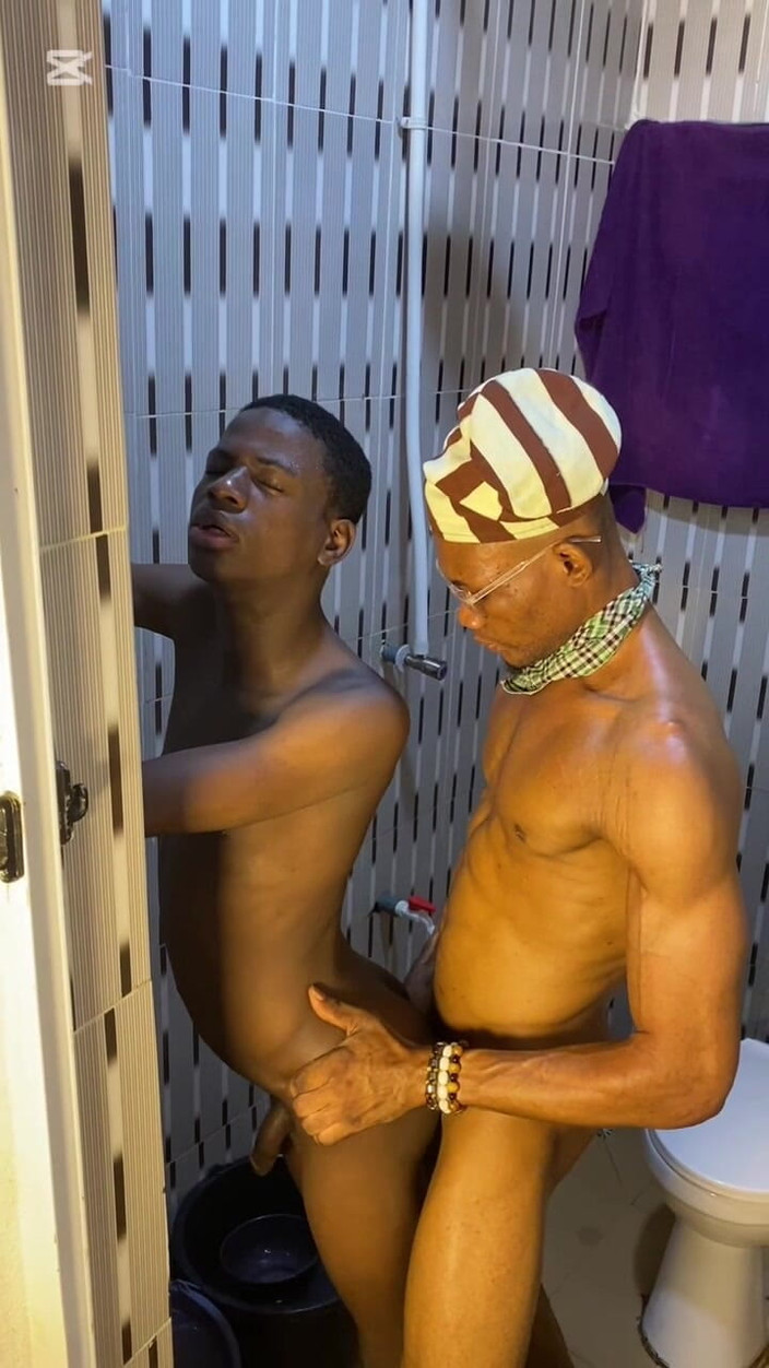 Dverse: La ragazza è stata troppo a lungo nella doccia ho deciso...