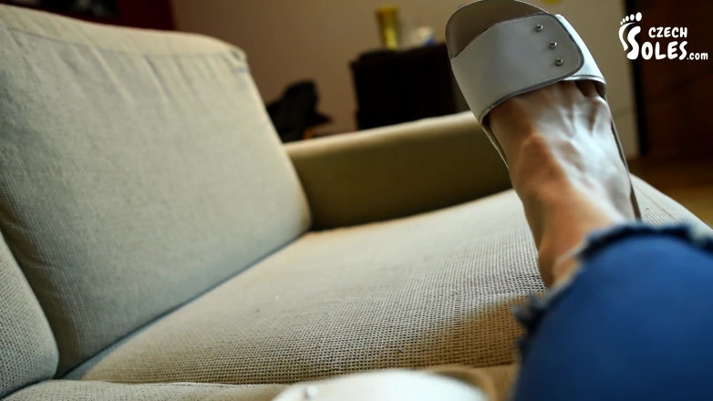 Czech Soles - foot fetish content: Cork pantoffel und nackte füße posieren, pOV