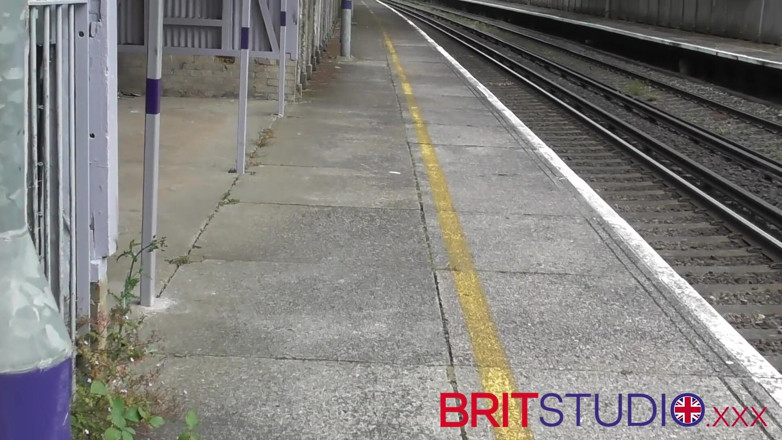 Brit Studio: Safada britânica de 18 anos enquanto se masturba enquanto espera seu...