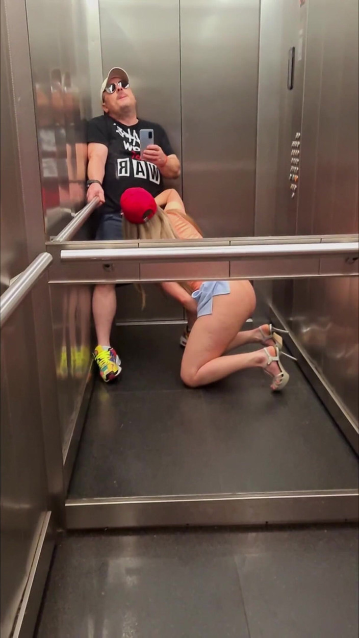 DedeDeville: Asansörde muhteşem komşu Dada Deville