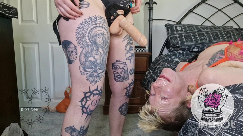 rosarosebud: Mx River používá moje hrdlo - přes strapon facefuck