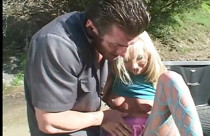 Perfect Porno: O curvă tânără britanică zveltă este futută în cur din spate