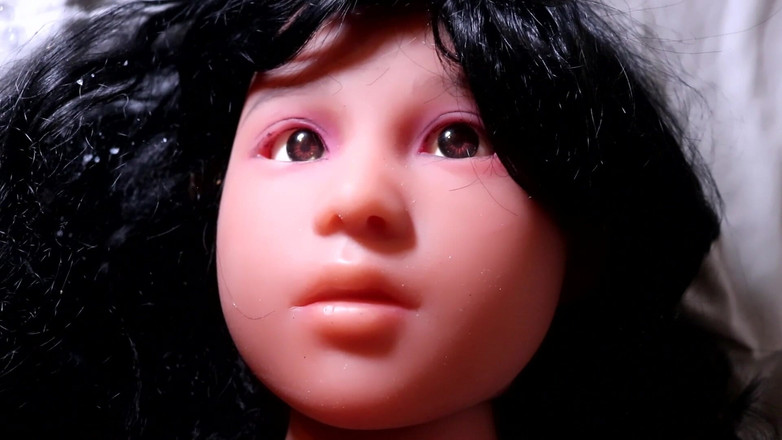 Uhri: Sexdoll Mira在肚子上射精